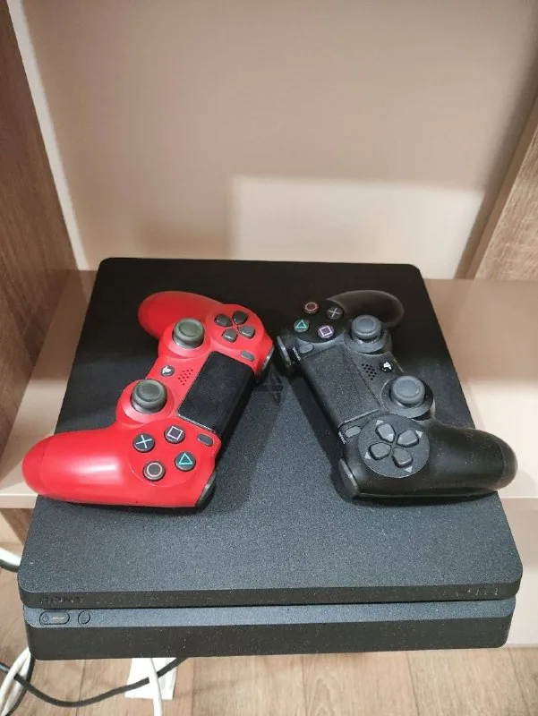 PS4 Slim с двумя джойстиками и играми
