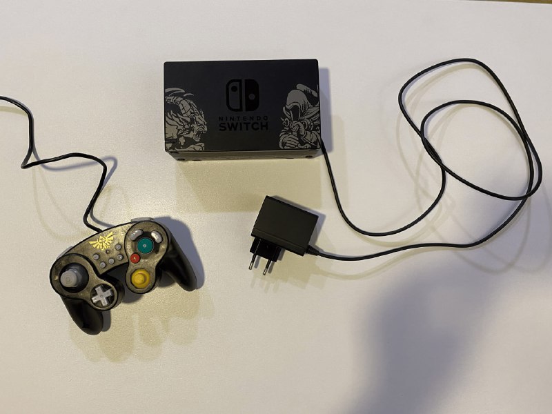 Nintendo Switch с аксессуарами и играми 4