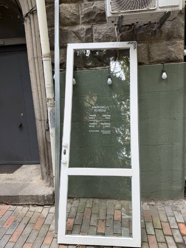 Дверь белая со стеклом