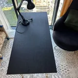 Стол черный с золотыми ножками 2