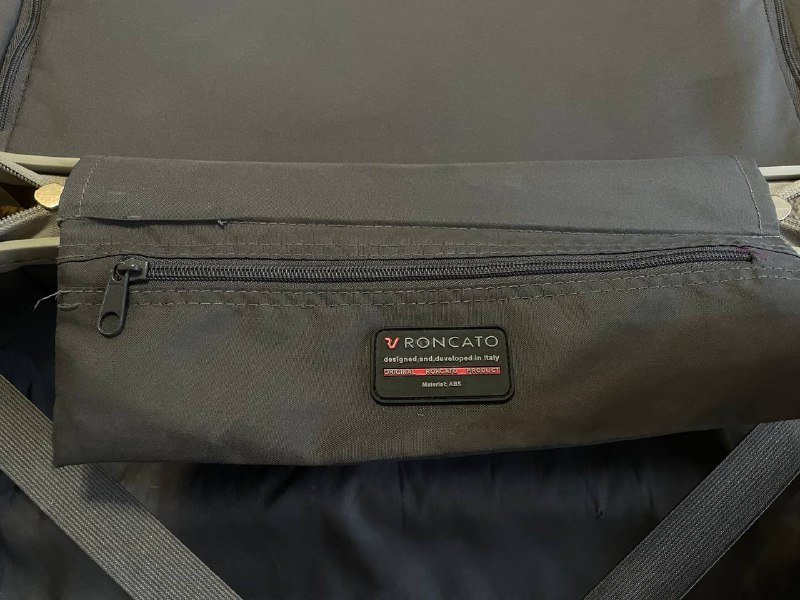 Пластиковый чемодан Roncato для ручной клади 5