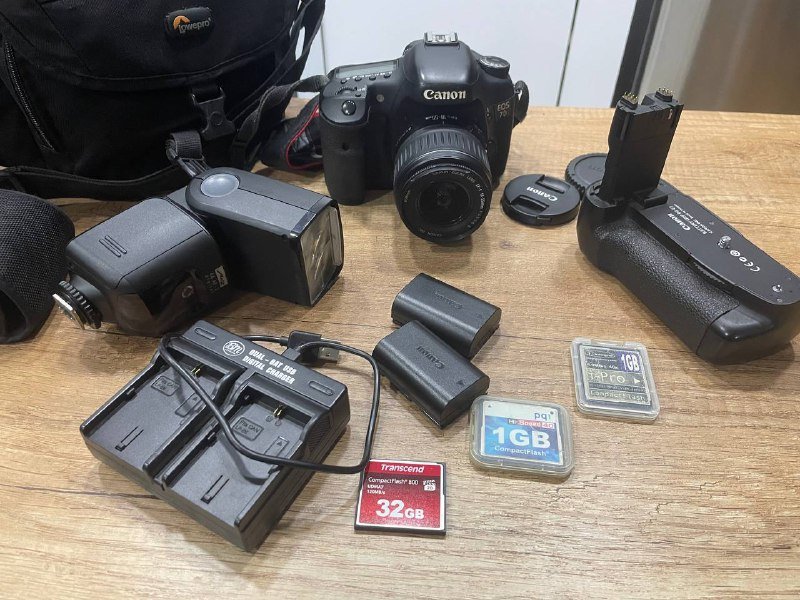 Камера Canon 7D Mark I, объектив Canon EF-S 18–55, аксессуары 7