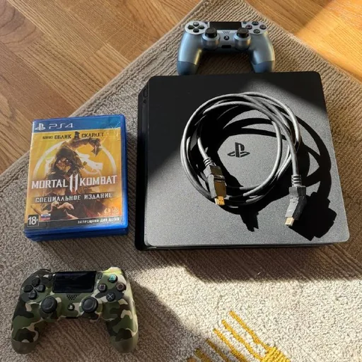 PS4 Slim 500GB с двумя геймпадами и тремя играми