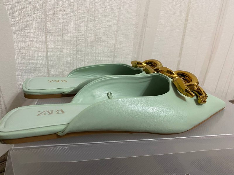 Женские туфли Zara зелёные с золотой брошью