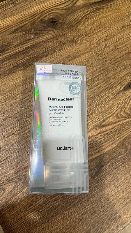 Набор косметики и средств для ухода за кожей и волосами