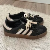 Женская дубленка Zara, сумка Calvin Klein, кеды Adidas Samba, кеды Converse, реплики Birkenstock и Crocs 7