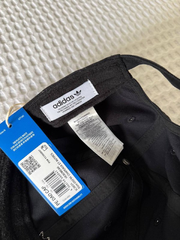 Кепка Adidas, белая рубашка Zara, голубая рубашка Zara