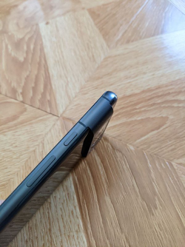 Google Pixel 8 с аксессуарами и повреждением экрана 3