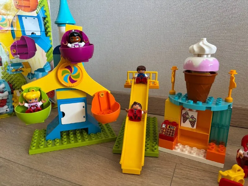 Lego Duplo поезд и парк аттракционов 1