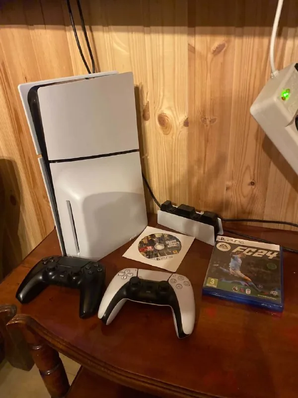 PlayStation 5 Slim, 2 DualShock 5, GTA 5, FC24