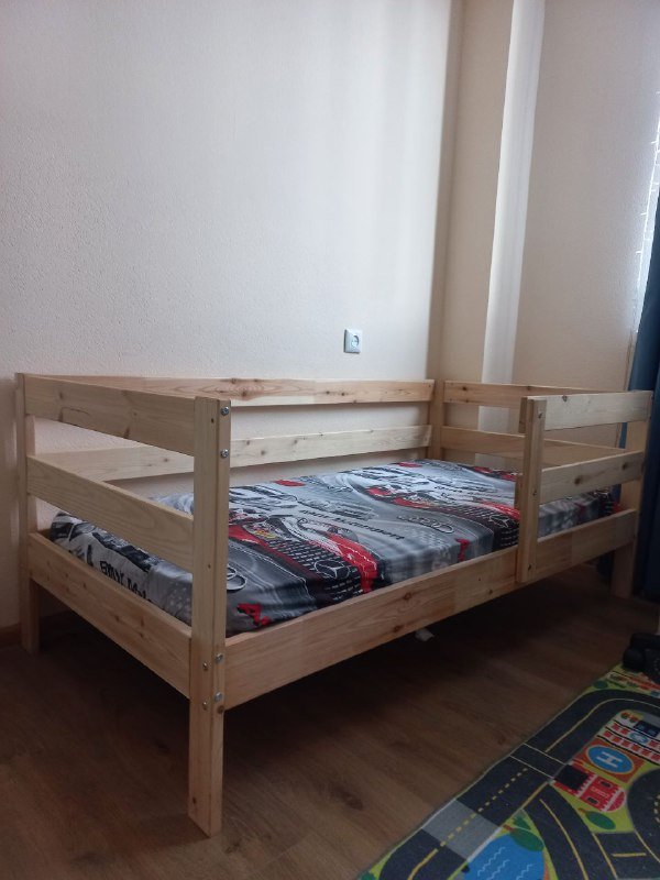 Детская кровать с матрасом и простыней 3