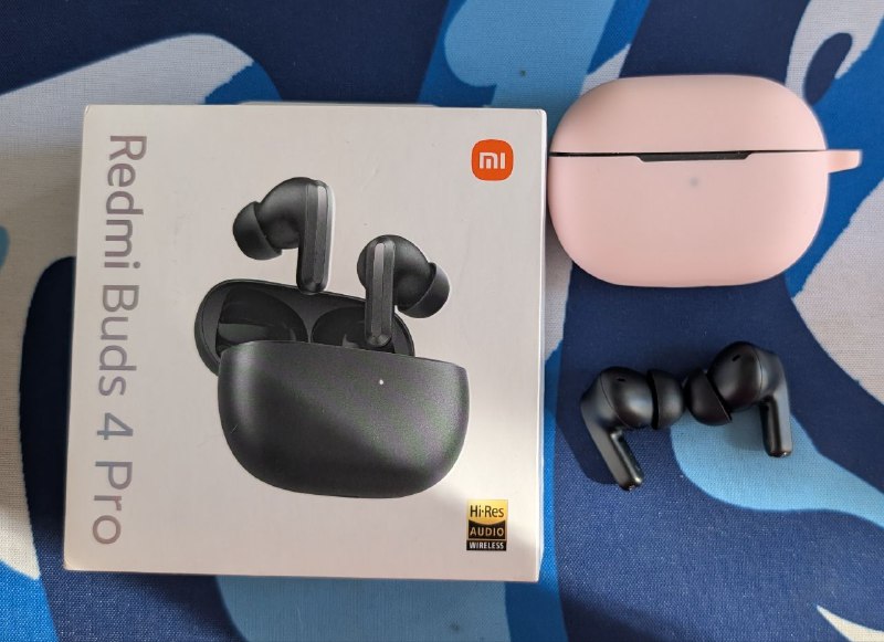 Redmi Buds 4 pro, укулеле, вешалка, стол, вентилятор