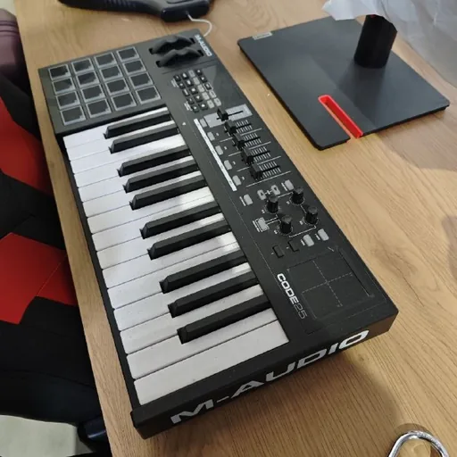 MIDI клавиатура