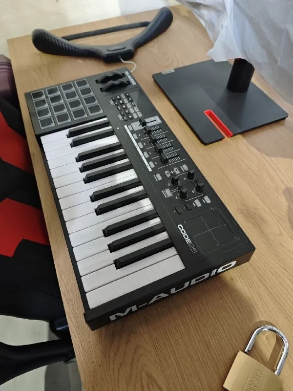 MIDI клавиатура