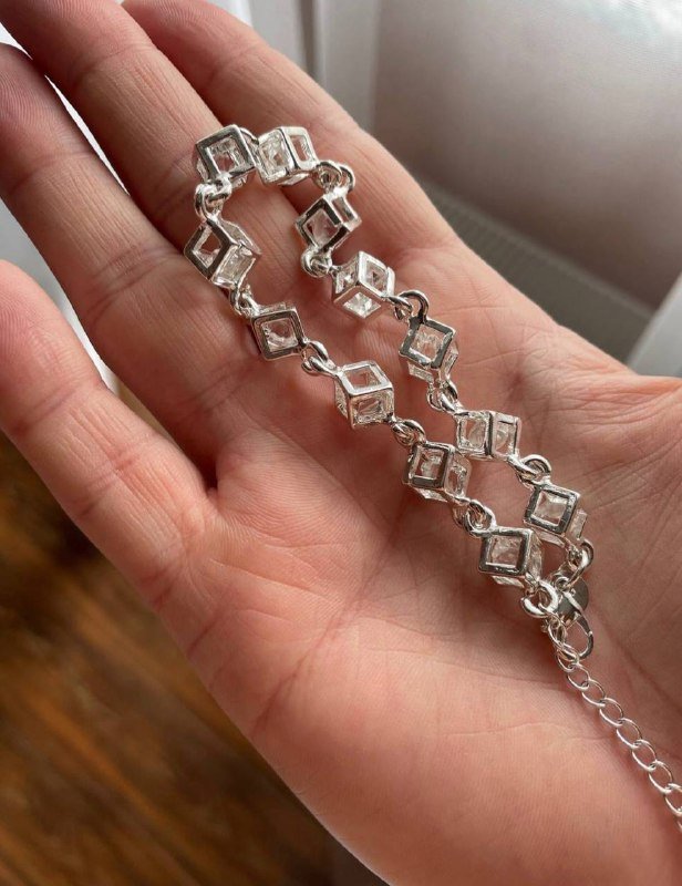 Наушники, очки для плаванья, беспроводная зарядка, джинсы, штаны, кроссовки, шлепки, браслет 2