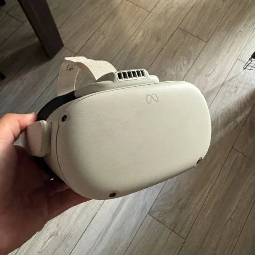 Oculus Quest 2 128 GB with fan and controllers