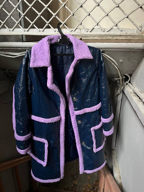 Виниловое oversize-пальто с искусственным мехом