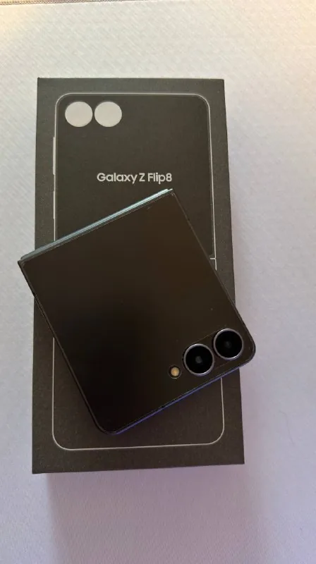 Samsung Galaxy Z Flip 8 1