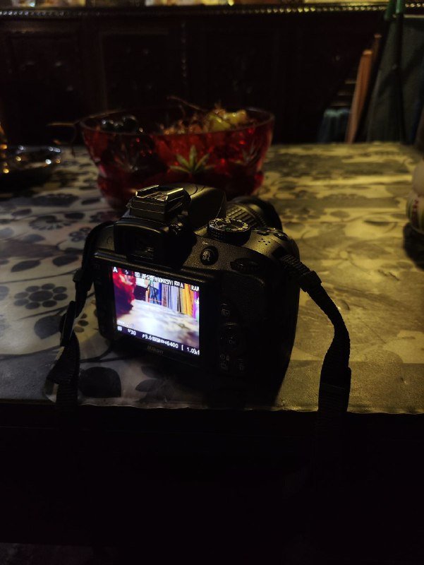 Камера Nikon D3300 с линзой 18-55мм и зарядкой 2