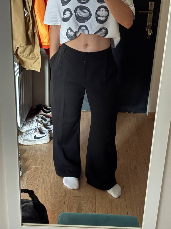 Бежевый тренч с эко-кожи, свитер Brave, белое худи, черные брюки, бордовый топ, майка на бретелях 7