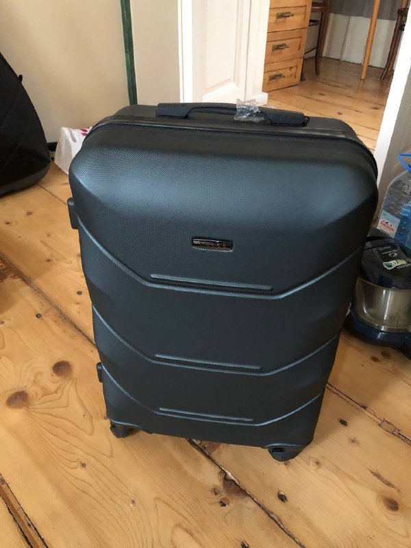 Чемодан черный на колесах