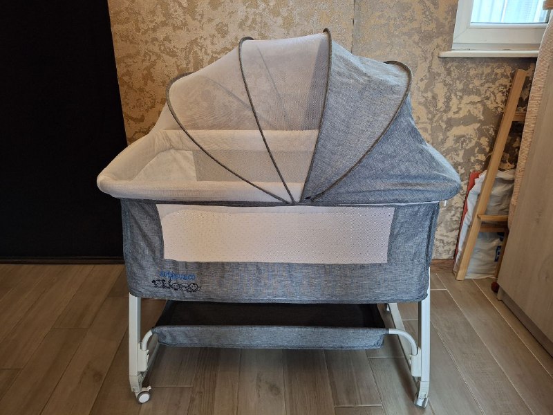 Детская приставная кроватка с пеленальным столиком и москитным козырьком 3