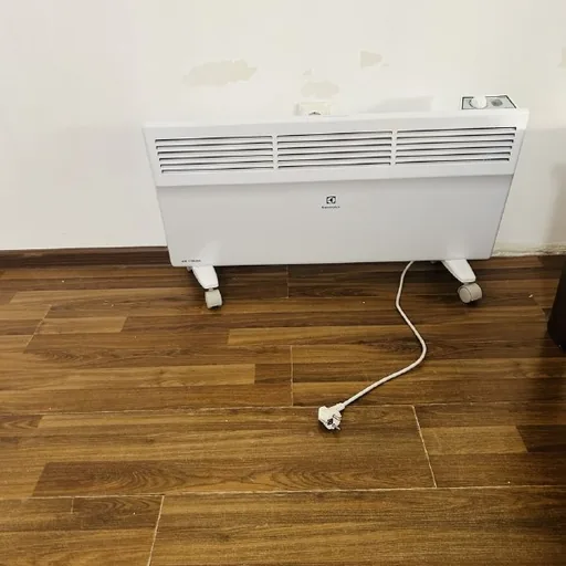 Комод, диван-кровать, кровати, журнальный столик, электрообогреватель