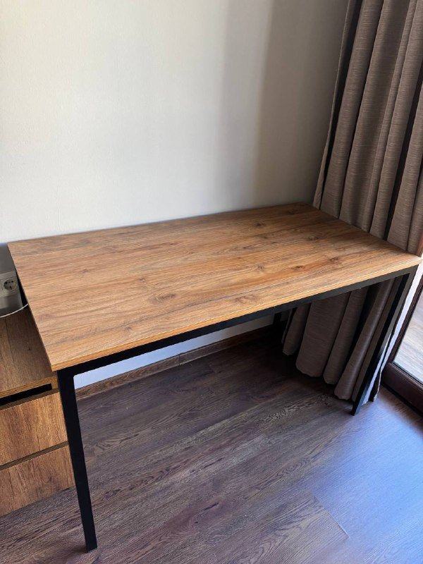 Столы 120x60, компьютерные кресла 2E Bushido и Trust Ruya