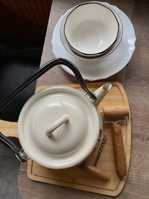чайник, тарелки, деревянная дощечка, кухонные приборы, форма для запекания