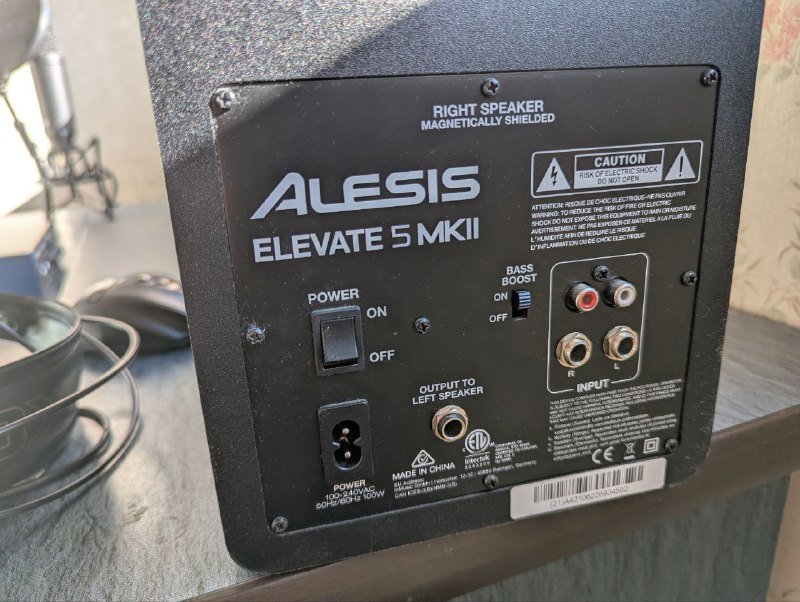 студийные мониторы Alesis Elevate 5 MKII, аудиокарта PreSonus Studio 26c, наушники AKG K240, акустический экран 6