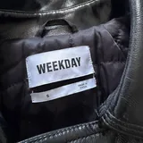 Черный виниловый тренч Weekday 2