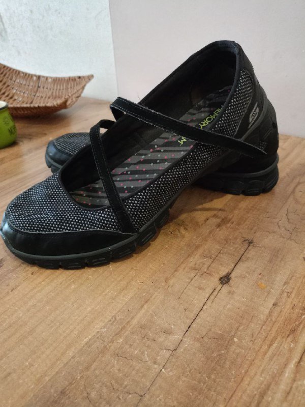 Мужская футболка, оранжевые кроссовки, женские спортивные тапки 2