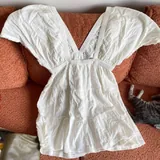 Джинсы Guess, белое муслиновое платье Aerie 3