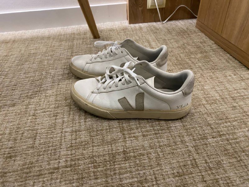 Парфюмы, джинсы Levi’s, куртки Adidas и Bershka, обувь Adidas Samba и Veja, часы Swatch 5