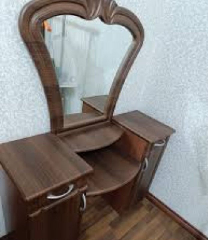 Туалетный столик с зеркалом