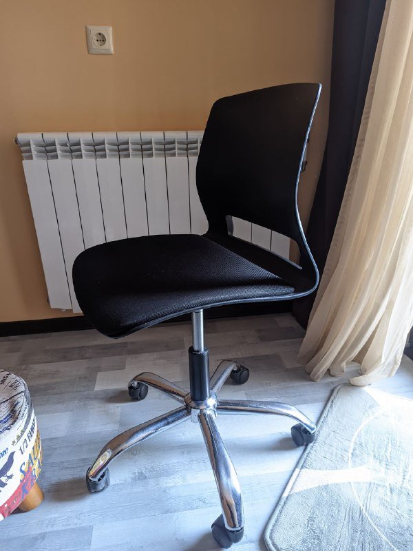 Компьютерный офисный стул на колесах с газлифтом