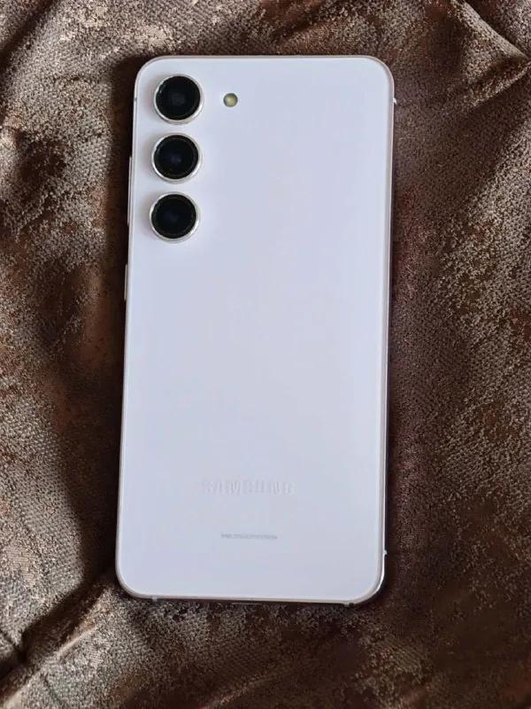 Samsung Galaxy S23, Google Pixel 8a 1