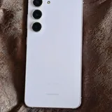 Samsung Galaxy S23, Google Pixel 8a 1