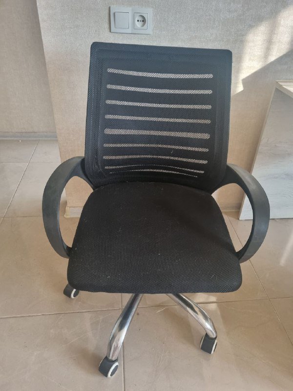 Офисное кресло на колёсиках