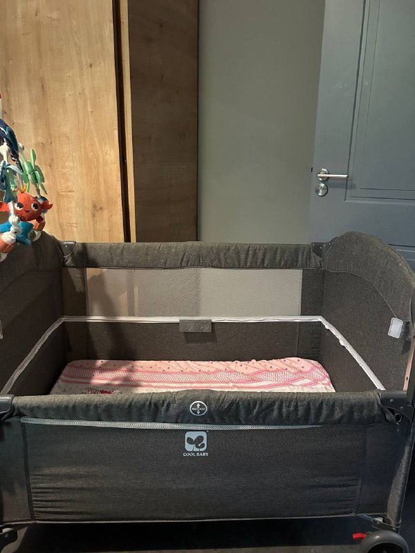 Манеж-кроватка с матрасом и подвесной игрушкой 4