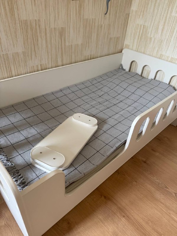 Детская кровать 160х80 с выкатным ящиком и бортиком 2