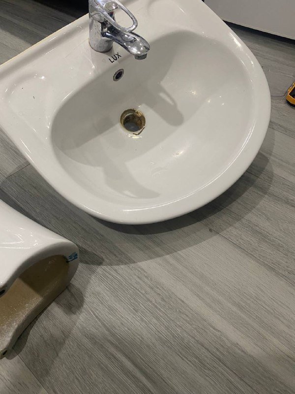 Раковина с краном 3