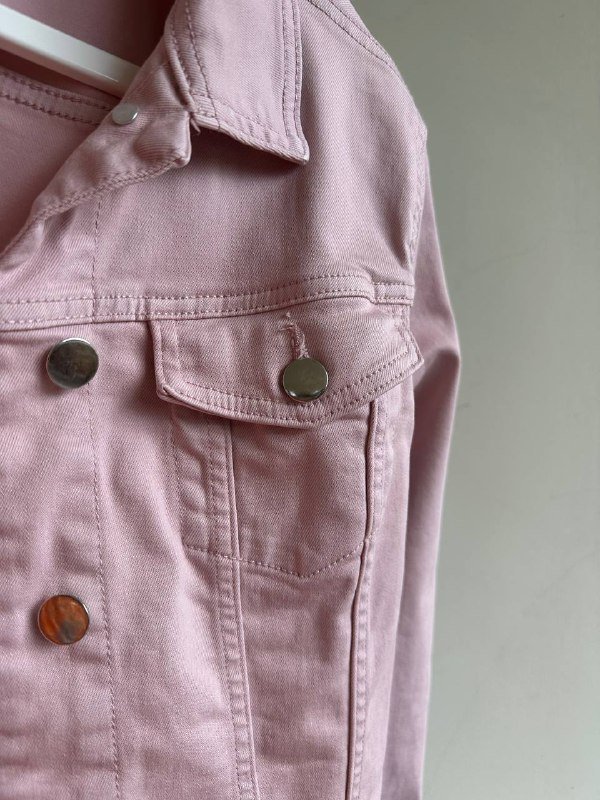 Женская джинсовая куртка пудрового цвета 5