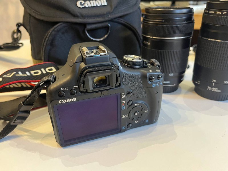 Canon EOS 500D, объектив Canon EF-S 18-135 mm, объектив Canon 75-300 mm, фильтры, зарядное устройство, 2 аккумулятора, ремень, сумка 2