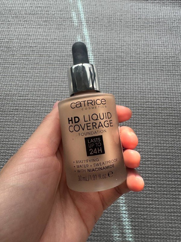 карандаш для глаз Rare Beauty, сыворотка The Ordinary, мини румяна By Mario, мини помада бальзам YSL, тональный крем Catrice, мицеллярная вода 5