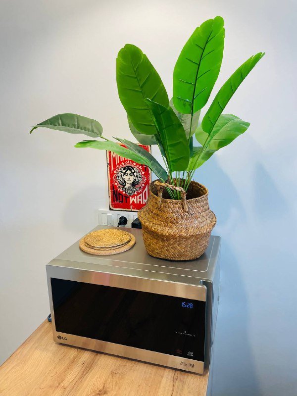 Искусственное растение с плетеным кашпо