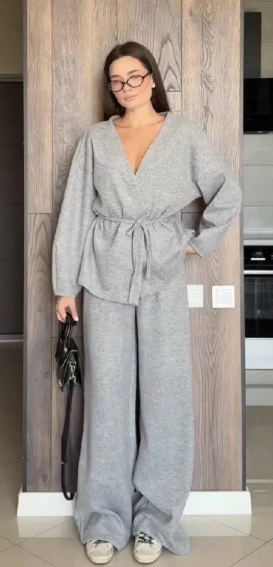 Женский костюм серого цвета