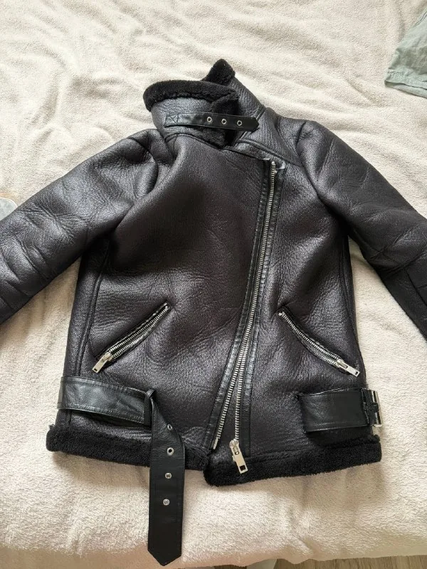 Женская дубленка Zara, сумка Calvin Klein, кеды Adidas Samba, кеды Converse, реплики Birkenstock и Crocs 1