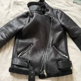 Женская дубленка Zara, сумка Calvin Klein, кеды Adidas Samba, кеды Converse, реплики Birkenstock и Crocs 1
