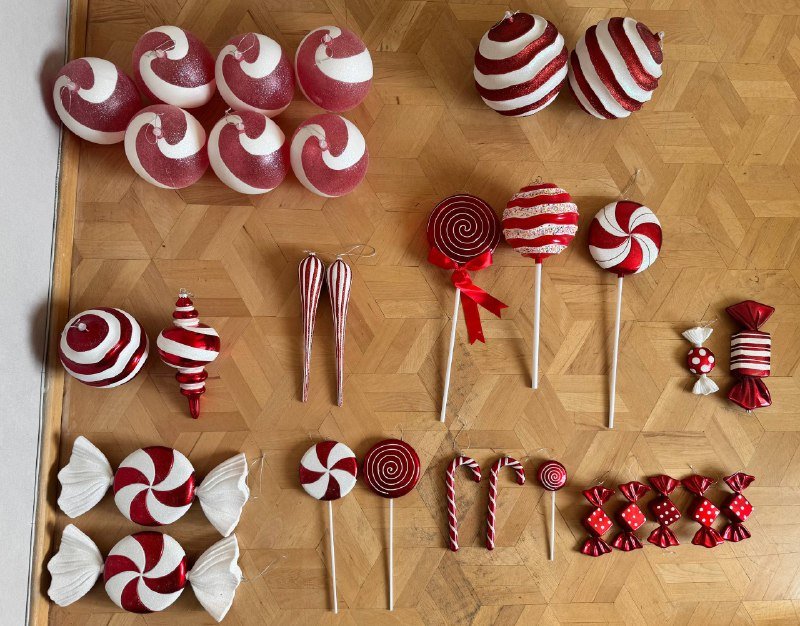 Искусственная новогодняя ёлка с игрушками и гирляндой